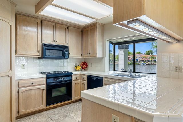 637 E Pintail Circle, Fresno, CA 93730