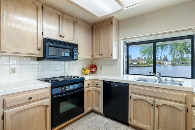 637 E Pintail Circle, Fresno, CA 93730