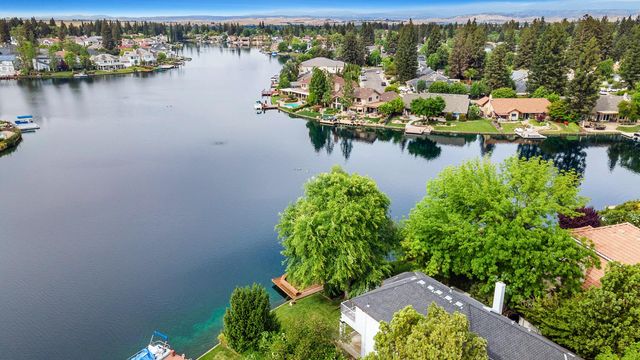 637 E Pintail Circle, Fresno, CA 93730