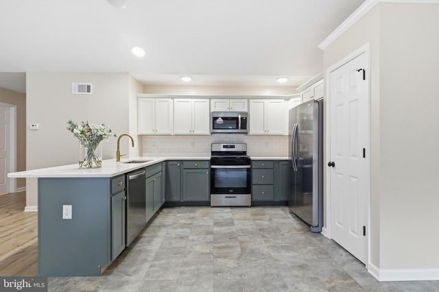 100 CEDAR DR, Dover, PA 17315