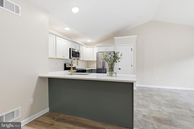100 CEDAR DR, Dover, PA 17315