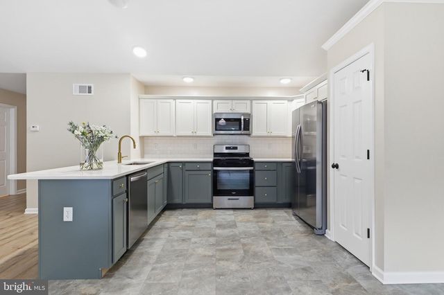 100 CEDAR DR, Dover, PA 17315