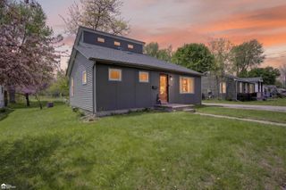 421 W Caroline Street, Fenton, MI 48430