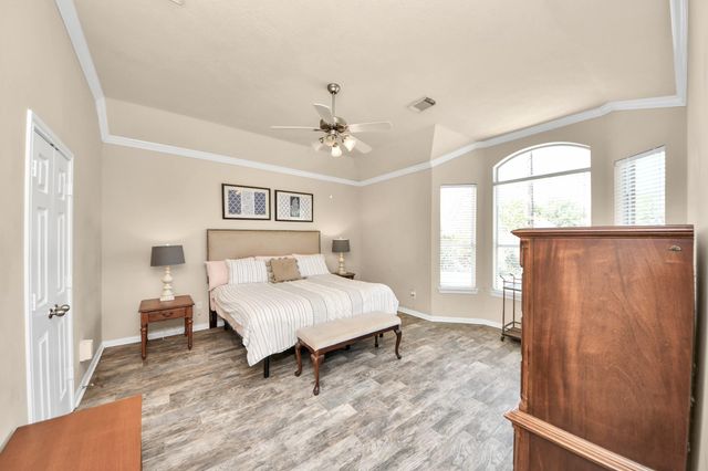 945 Autumn Brook Street, Seabrook, TX 77586