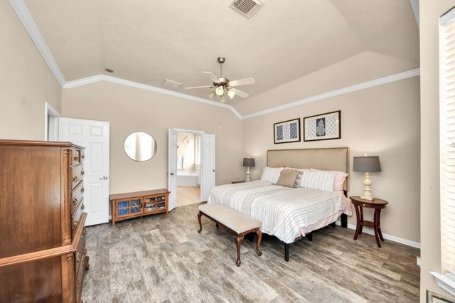 945 Autumn Brook Street, Seabrook, TX 77586