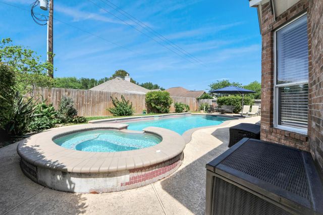 945 Autumn Brook Street, Seabrook, TX 77586