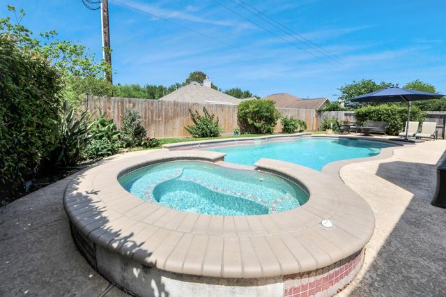 945 Autumn Brook Street, Seabrook, TX 77586