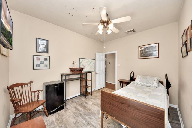 945 Autumn Brook Street, Seabrook, TX 77586