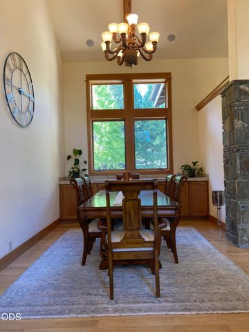 61858 Bunker Hill Court, Bend, OR 97702