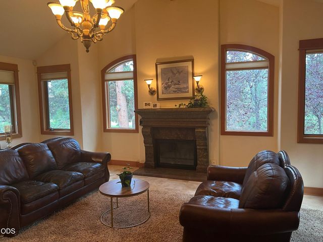 61858 Bunker Hill Court, Bend, OR 97702