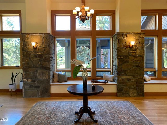 61858 Bunker Hill Court, Bend, OR 97702