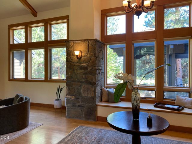 61858 Bunker Hill Court, Bend, OR 97702