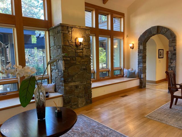 61858 Bunker Hill Court, Bend, OR 97702