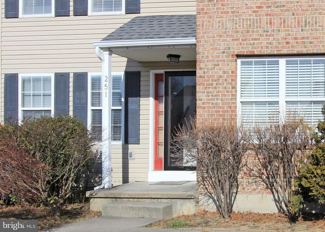 251 E FLAGSTONE DR, Newark, DE 19702