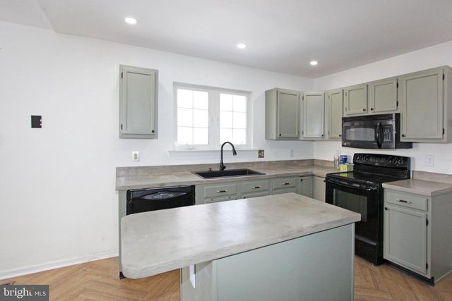 251 E FLAGSTONE DR, Newark, DE 19702