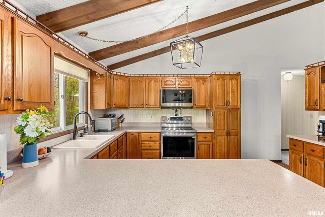 1B COUNTRY CLUB Court, Pekin, IL 61554