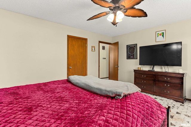 1B COUNTRY CLUB Court, Pekin, IL 61554