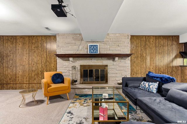 1B COUNTRY CLUB Court, Pekin, IL 61554