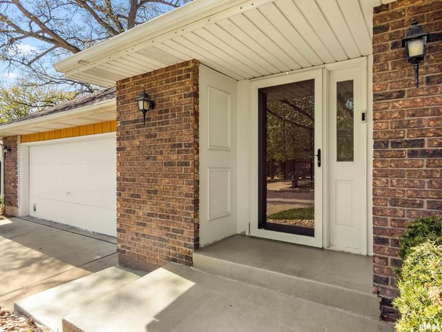 1B COUNTRY CLUB Court, Pekin, IL 61554