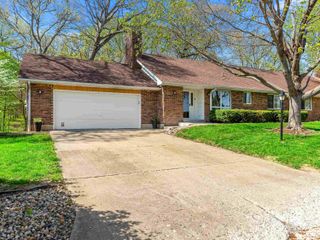 1B COUNTRY CLUB Court, Pekin, IL 61554