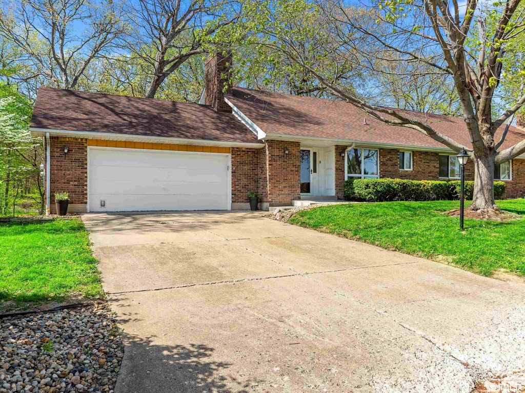 1B COUNTRY CLUB Court, Pekin, IL 61554
