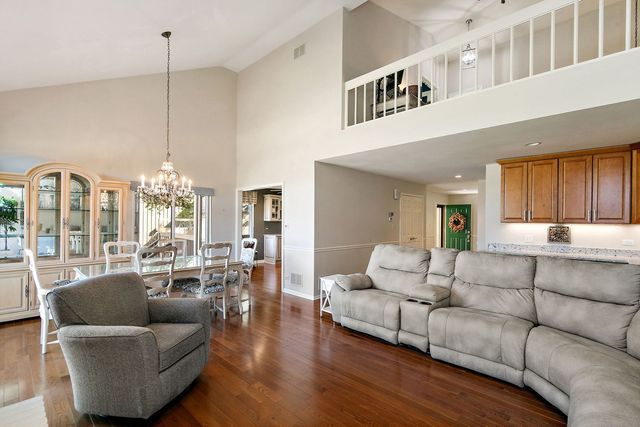 814 OAK HILL Road, Lake Barrington, IL 60010