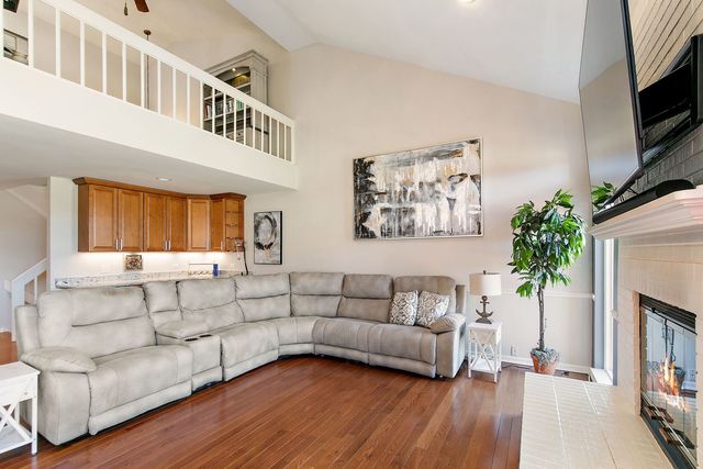 814 OAK HILL Road, Lake Barrington, IL 60010