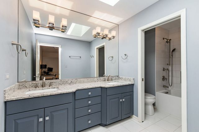 814 OAK HILL Road, Lake Barrington, IL 60010