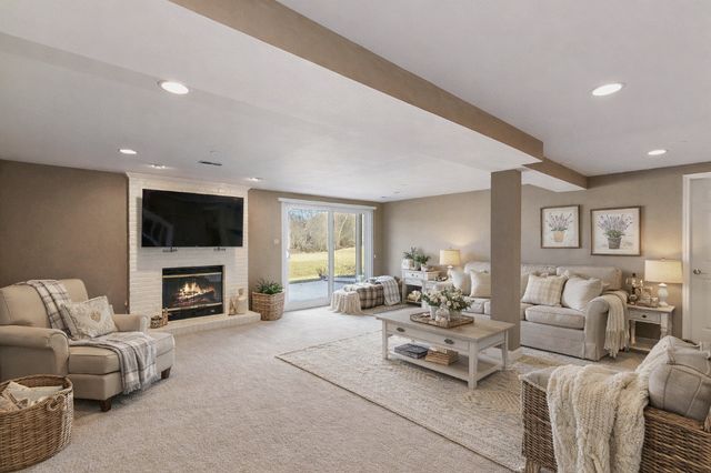 814 OAK HILL Road, Lake Barrington, IL 60010