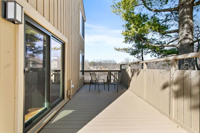 814 OAK HILL Road, Lake Barrington, IL 60010