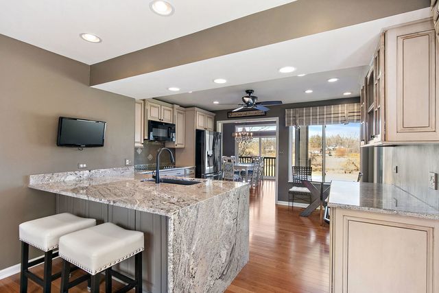 814 OAK HILL Road, Lake Barrington, IL 60010