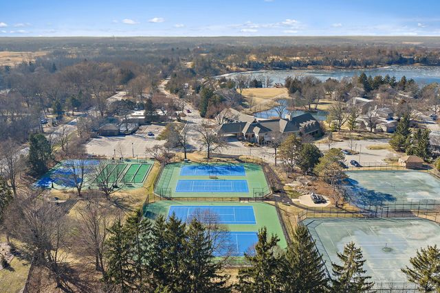 814 OAK HILL Road, Lake Barrington, IL 60010