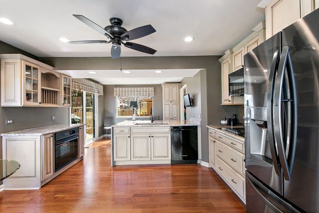 814 OAK HILL Road, Lake Barrington, IL 60010