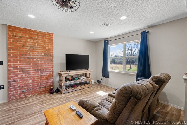 20283 W Hickory Drive, Sapulpa, OK 74066