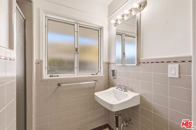 1682 Larco Way, Glendale, CA 91202