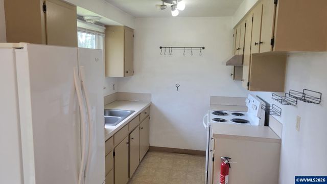 945 N 4th St, Aumsville, OR 97325
