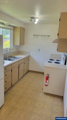 945 N 4th St, Aumsville, OR 97325