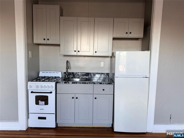 17 Elwood Place 404, Newark, NJ 07104