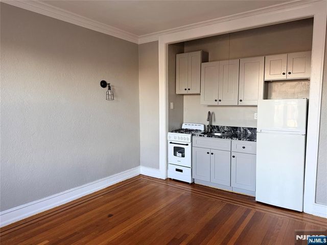 17 Elwood Place 404, Newark, NJ 07104