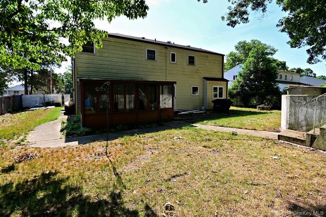 36 Willow Street, Selden, NY 11784