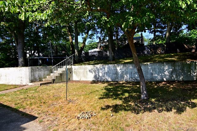 36 Willow Street, Selden, NY 11784