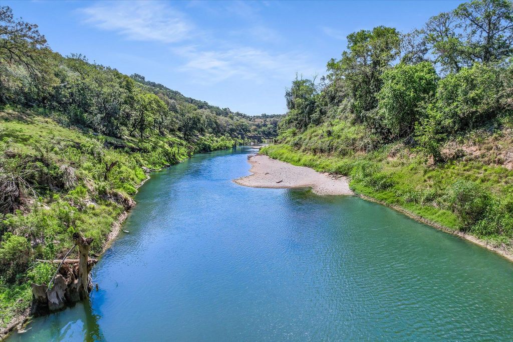 2038 Paradise PKWY, Canyon Lake, TX 78133