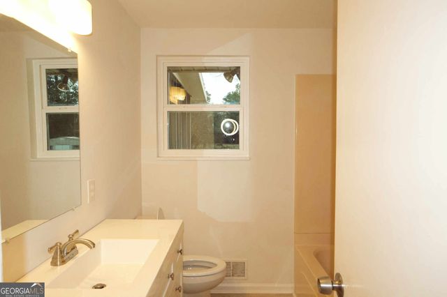 70 W Meadowcliff Circle, Carrollton, GA 30116