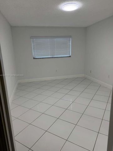 9520 SW 8th St 109, Miami, FL 33174