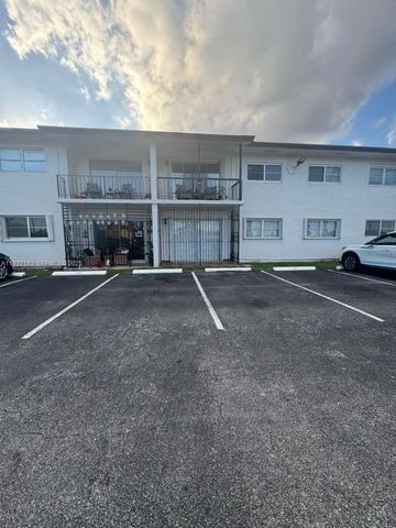 9520 SW 8th St 109, Miami, FL 33174