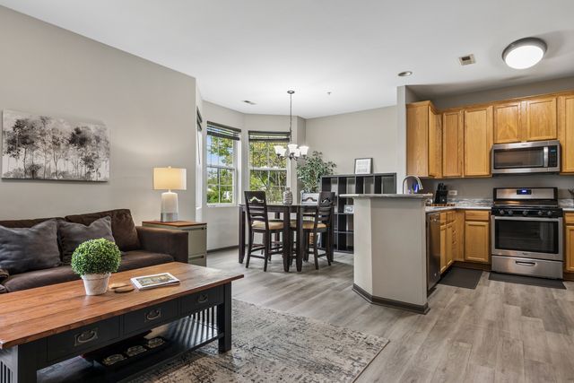 2305 Aurora Drive 8, Pingree Grove, IL 60140