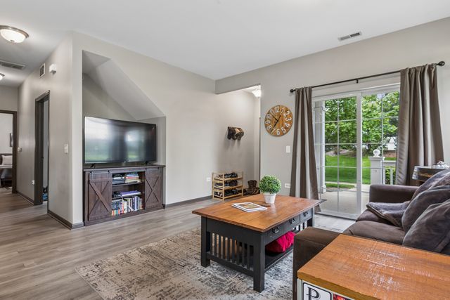2305 Aurora Drive 8, Pingree Grove, IL 60140