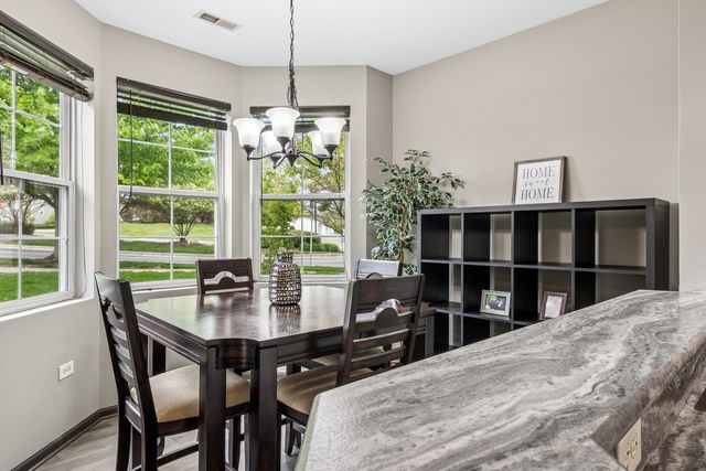 2305 Aurora Drive 8, Pingree Grove, IL 60140