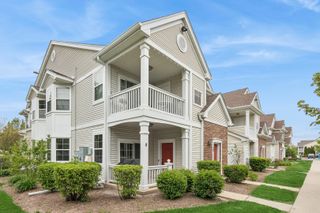 2305 Aurora Drive 8, Pingree Grove, IL 60140