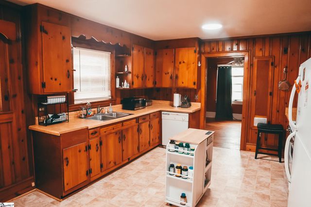 109 S Greenwood Avenue, Ware Shoals, SC 29692